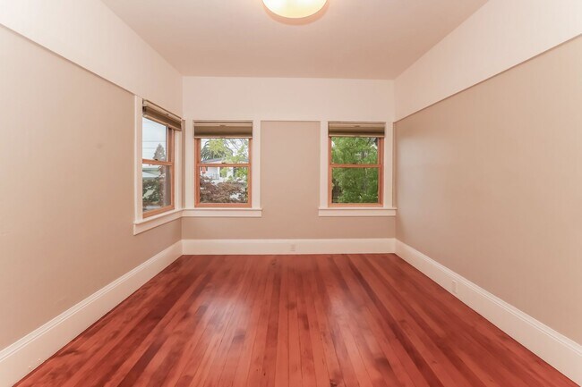 Building Photo - 1920 North Berkeley 2 Bedroom Bungalow Available!