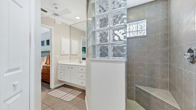 Building Photo - 974 Rotonda Cir