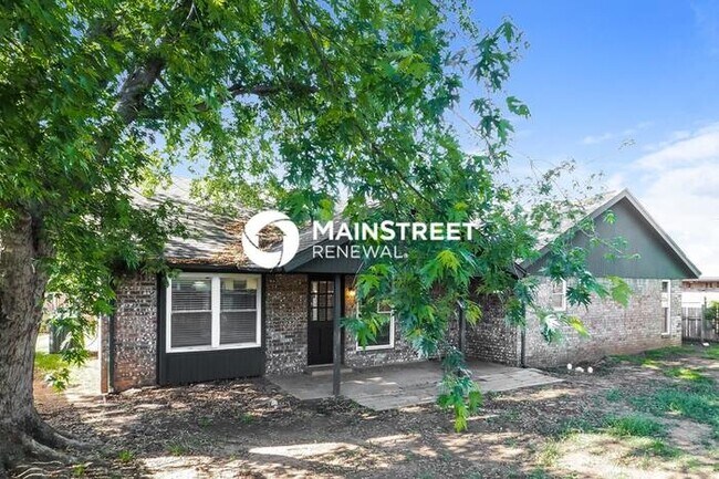 Building Photo - 4 Bedroom Pet-Friendly Home in Edmond, OK with Main Street Renewal