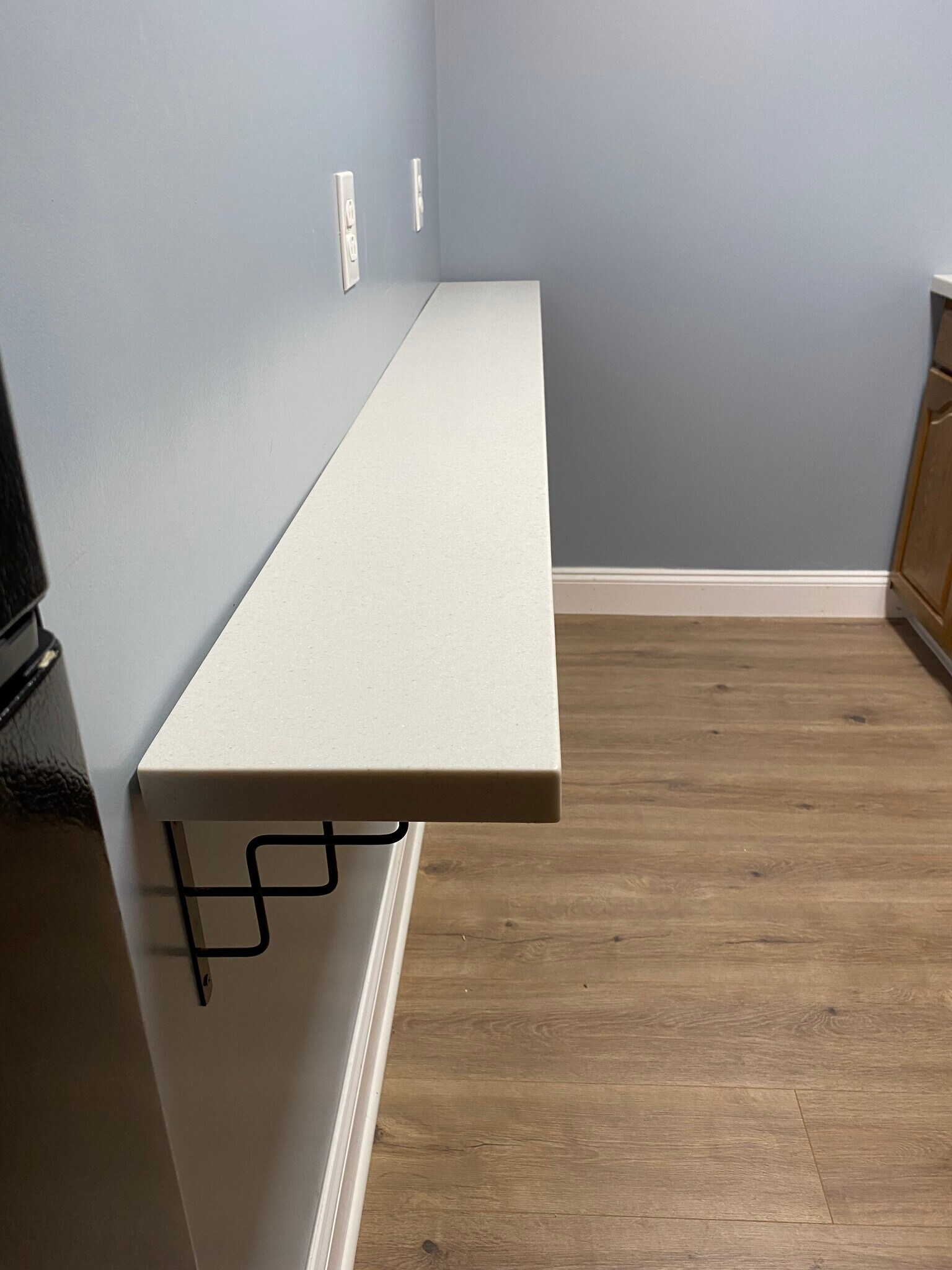 Extra kitchen prep space or cute coffee bar. - 3054 S Pike Ave