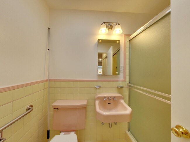 Building Photo - 4BR Home with Jaw-Dropping Views, Garage, ...
