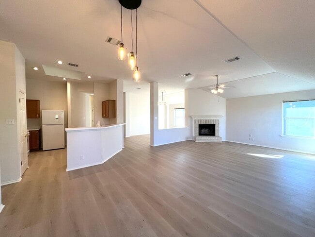 Building Photo - Single Story 4 Bedrooms 2 Bathrooms Home for Rent in Prime Northwest of Austin Location, nearby A...