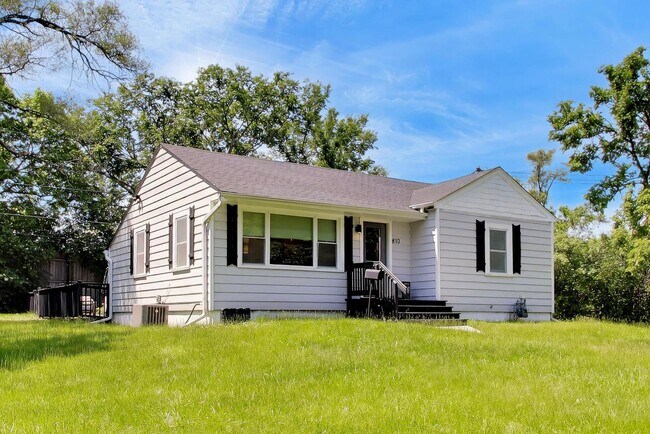 Building Photo - 810 S Jackson St