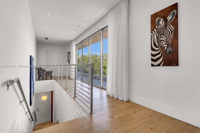 Building Photo - 230 W McIntyre St