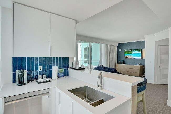 Building Photo - 4401 Collins Ave