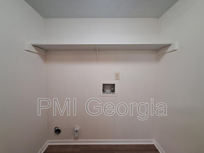 Building Photo - 6562 Carriage Ln
