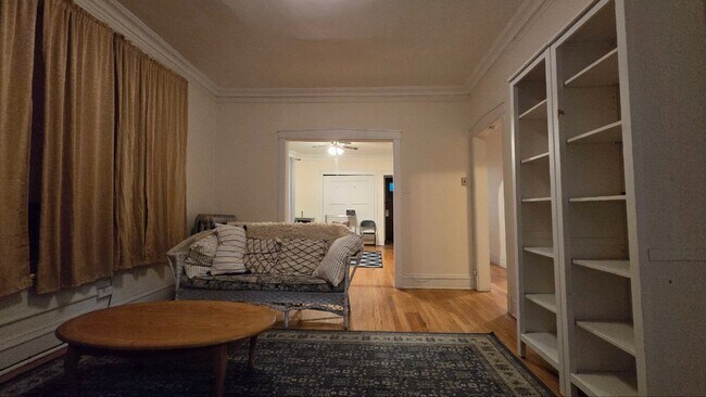 Building Photo - Stylish 2BR/1BA – 800 Sq Ft | All Utilitie...