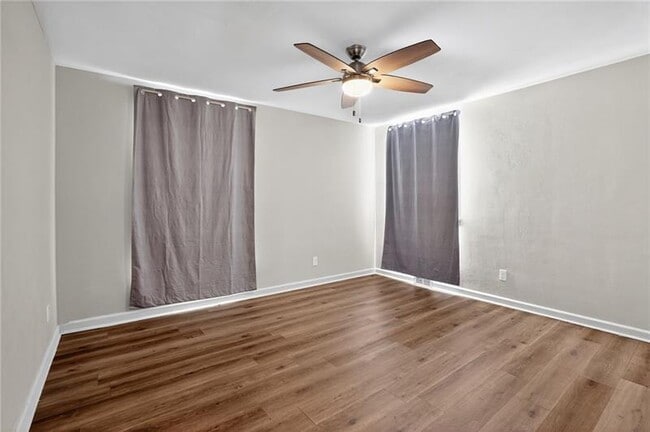 Building Photo - 546 Roseland Ave