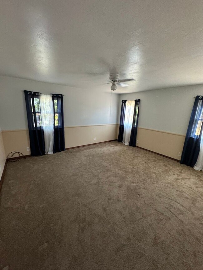 Building Photo - Country Estate Living at its BEST - 4 Bedr...