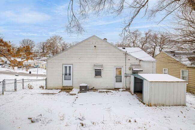 Building Photo - 6905 N 33rd St