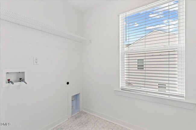Building Photo - 105 S Mule Wy