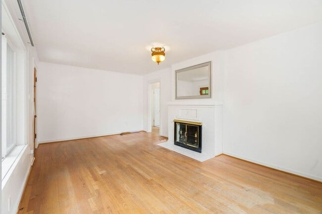 Building Photo - STUNNING, Bright Capital Hill Home
