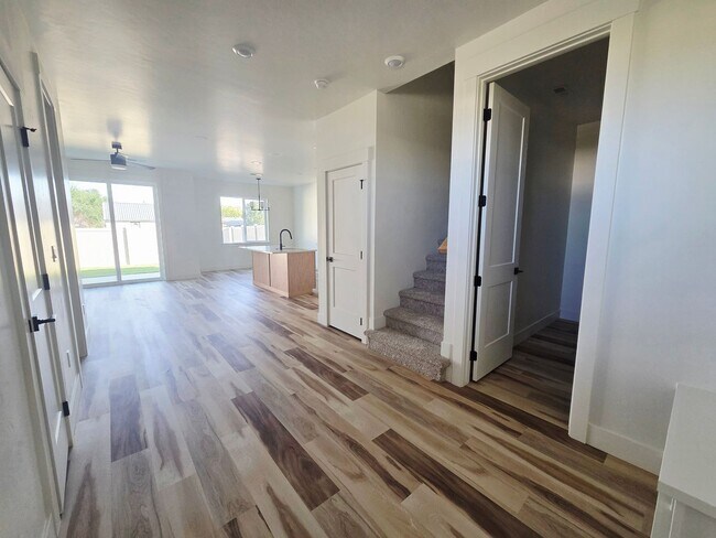 Building Photo - 560 Desert Rose Ave