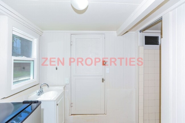 Building Photo - 3 bedroom, 2.5 bath home for rent in Lower...