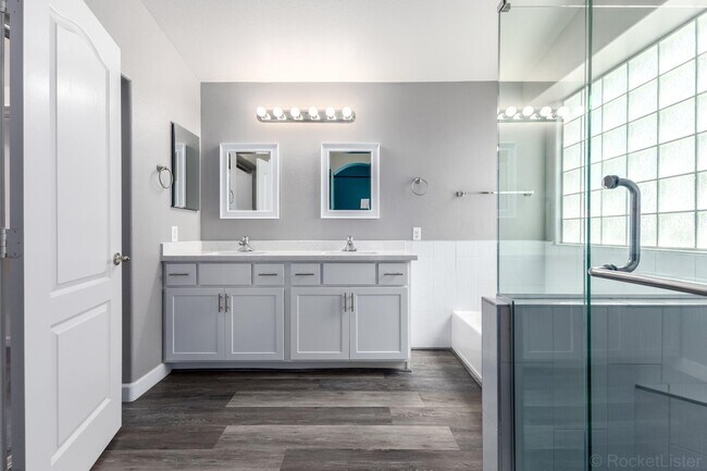 Building Photo - 2313 W Straight Arrow Ln