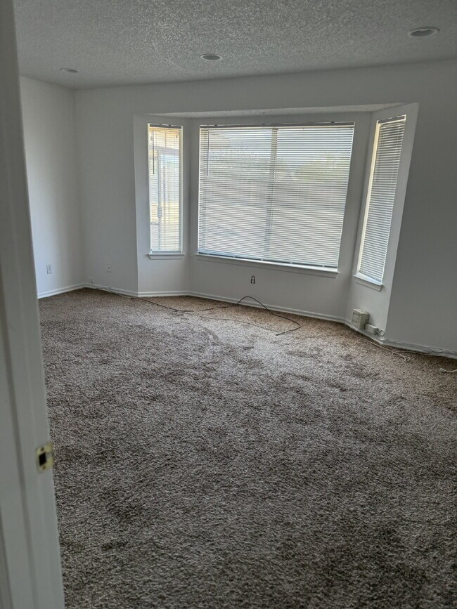 Building Photo - Newly painted throughout, new garage door ...