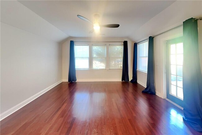 Building Photo - 3008 Montclair Cir SE