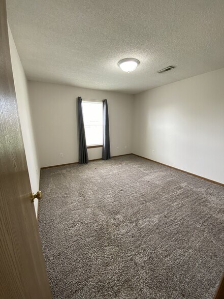 Building Photo - 907 NW Willow Dr