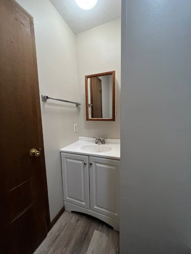 Building Photo - 3 Bedroom Duplex on South Side of Des Moines Available!