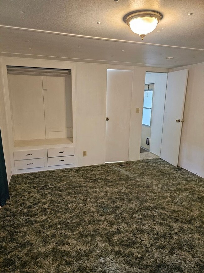 Building Photo - Cute 1BED/1BATH Available now!