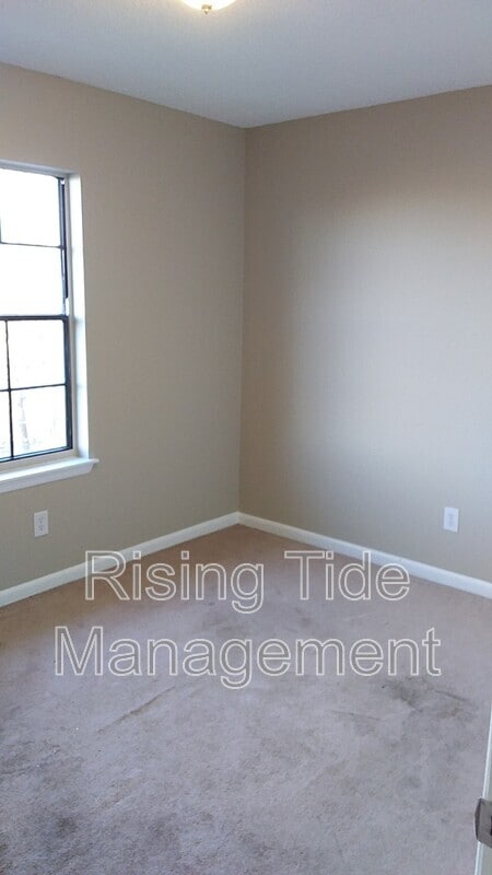 Building Photo - 8905 Valley Hill Dr