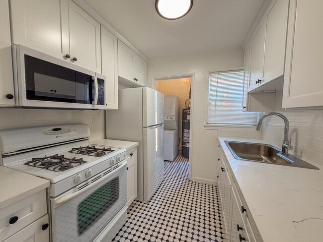 Building Photo - 810 E Chevy Chase Dr