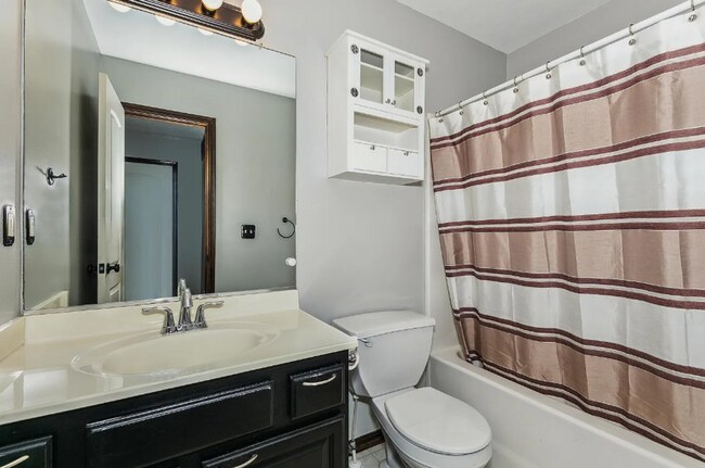Building Photo - Well maintained 3 bedroom, 3 bath home clo...