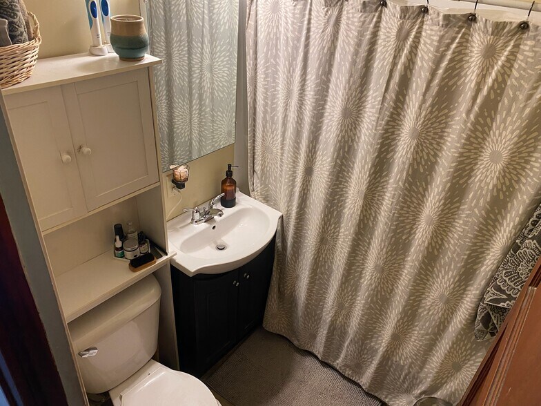 Bathroom - 3449 N Booth St