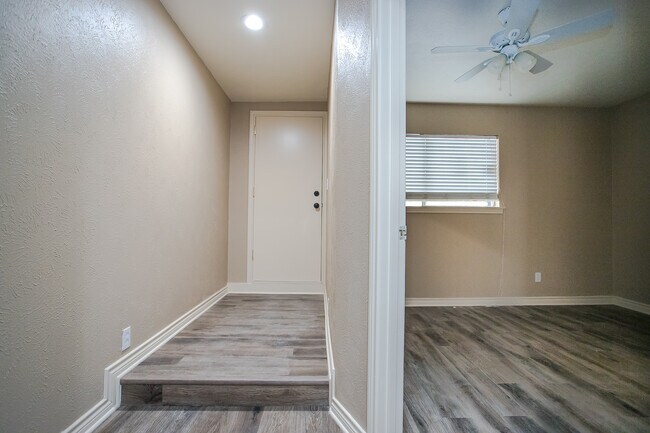 Building Photo - 10660 Pagewood Dr