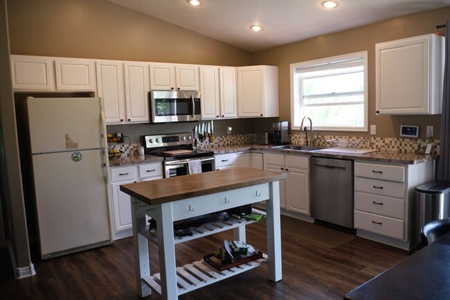 Building Photo - Furnished 3-Bedroom Home in Quiet Victor N...