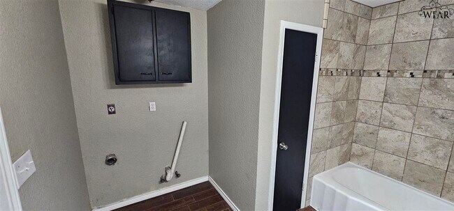 Building Photo - 1620 Grandview W
