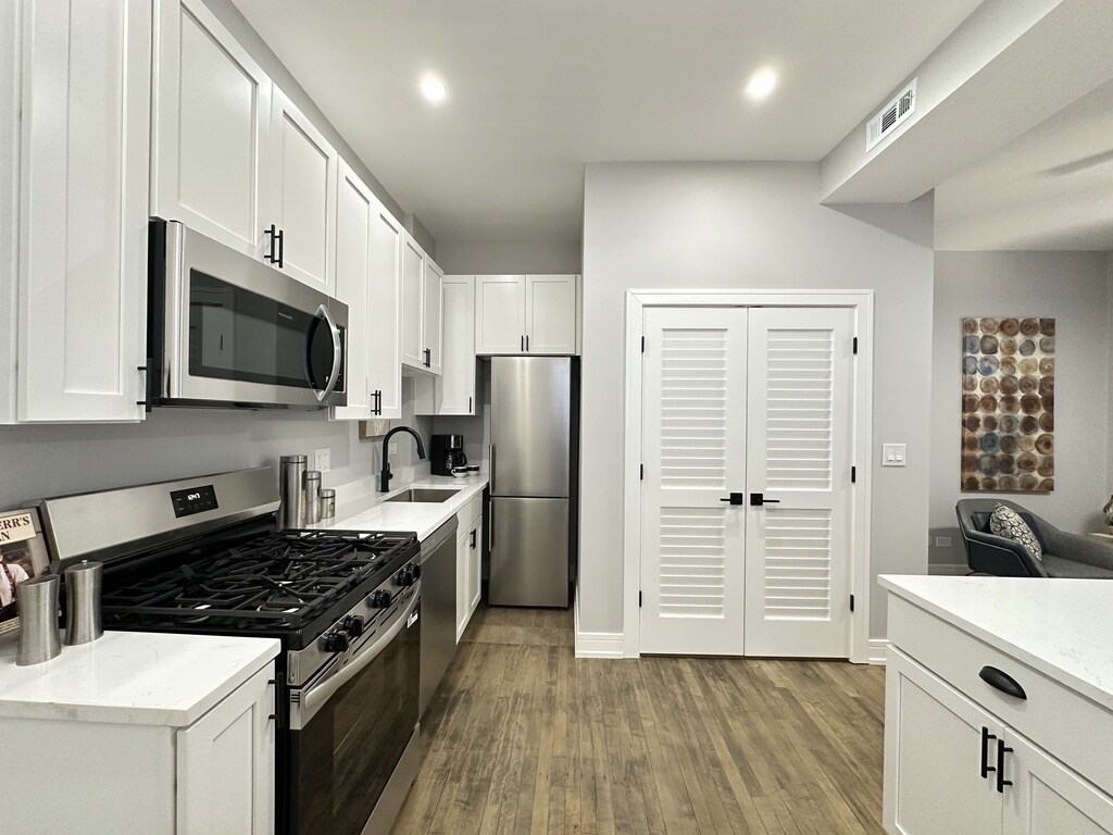 Building Photo - 3840 N Wilton Ave