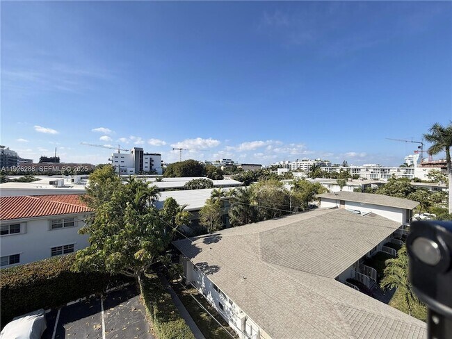 Building Photo - 9700 E Bay Harbor Dr