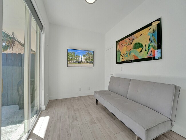 Building Photo - 703 SE 16th Ct