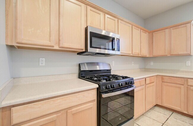 Building Photo - 2026 E County Down Dr