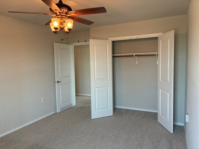 Building Photo - Charming 4 beds 2.5 baths in San Antonio!
