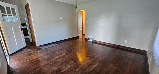 Building Photo - 4 Bedroom House for rent