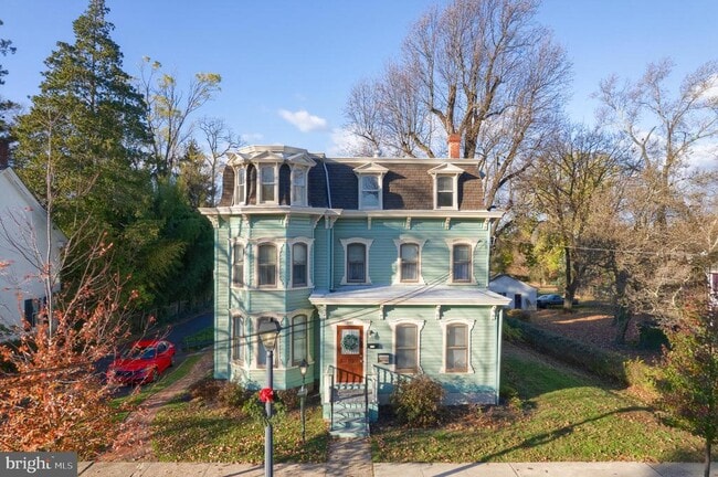 Building Photo - 241 W Maple Ave