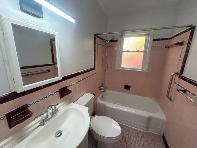 Building Photo - 623 S Beltline Blvd