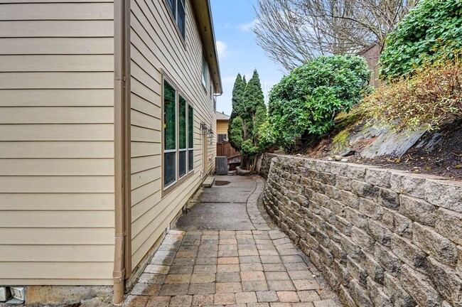 Building Photo - 4 bed, 2.5 bath Two-Story Home in West Salem