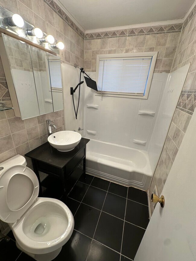 Building Photo - 4 bedrooms 1 bathroom