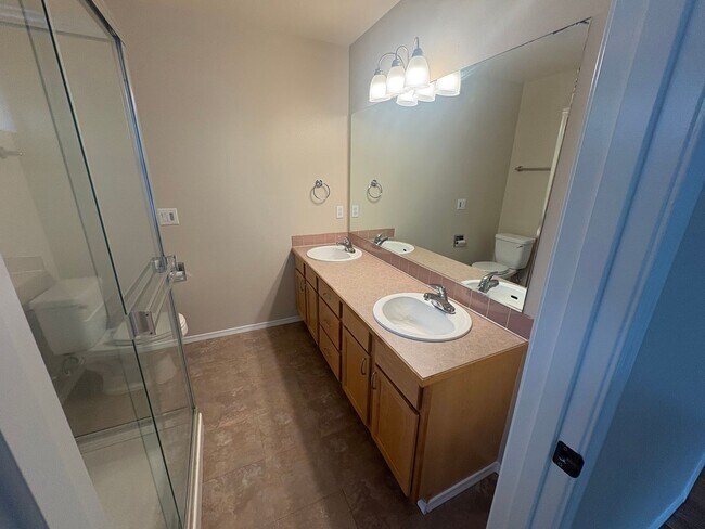 Building Photo - Bright, Spacious Townhome with Stylish Upgrades in Pinehurst/Roosevelt