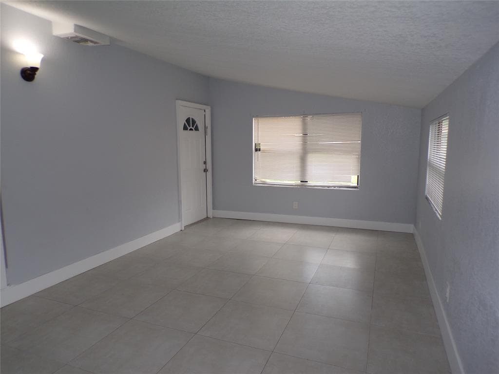 Building Photo - 2725 SW 9th St