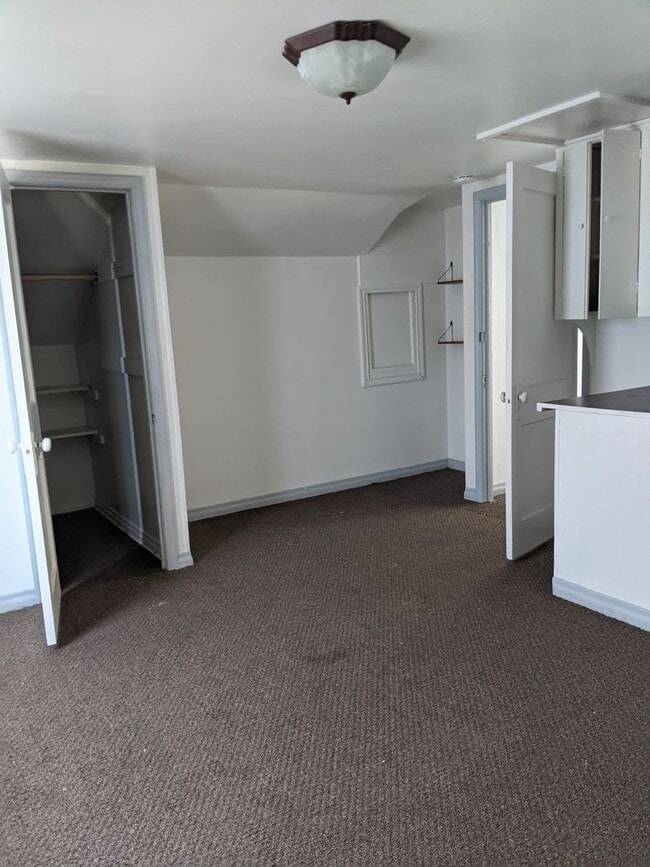 Building Photo - $1200 - 2 Bedroom 1 Bath Home - Heart of the City