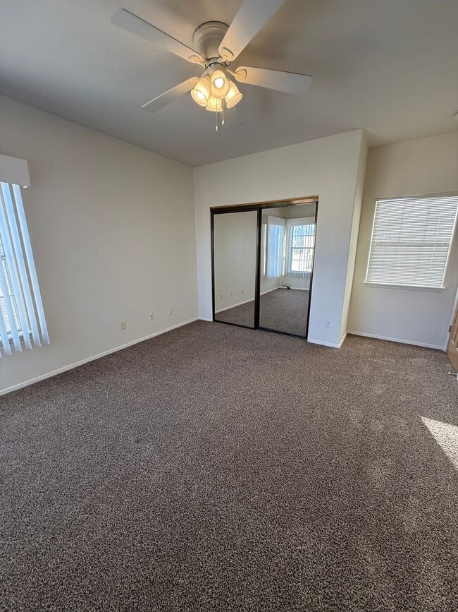 Building Photo - Beautiful 3 Bedroom/2.5 Bathroom Home Located off Roadrunner