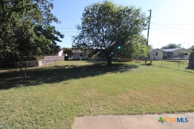 Building Photo - 2706 Live Oak Dr