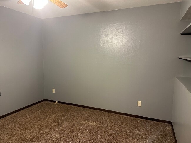 Building Photo - Spacious 3 BR/2 BA in nice north-side culd...