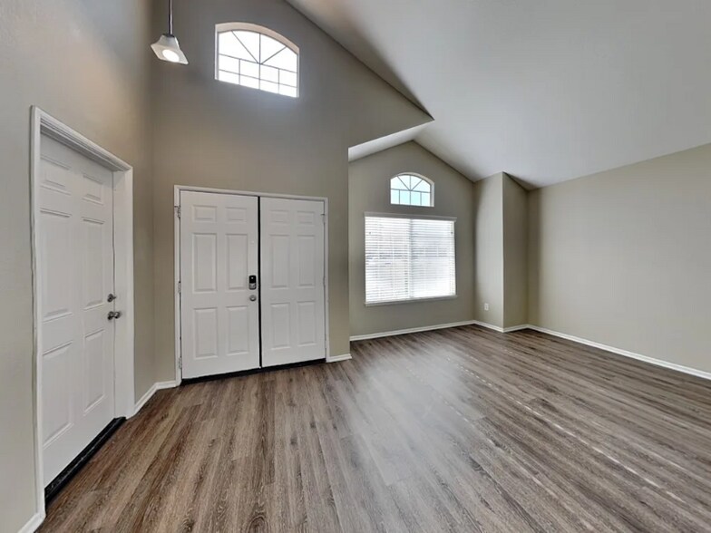 Building Photo - 24805 Half Dome Ct