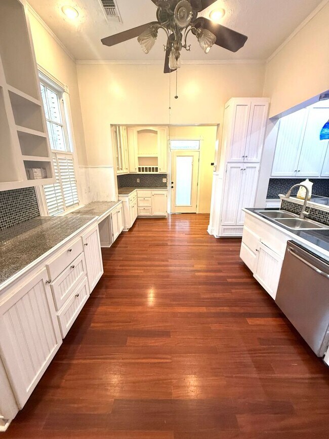 Building Photo - ** 4 bed 3 bath located in the Garden District ** Call 334-366-9198 to schedule a self showing