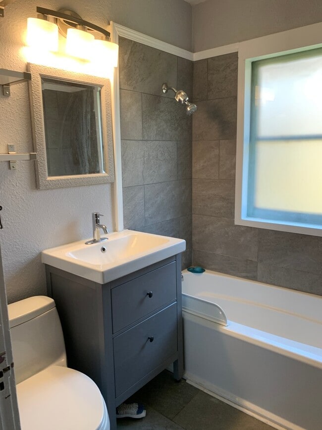 Building Photo - Beautiful 3 Bedroom Home